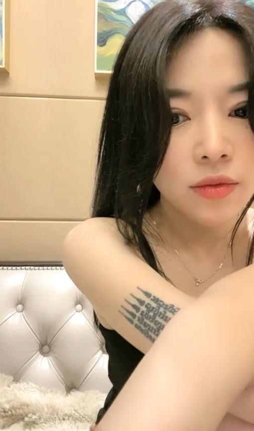 大罩杯美腿主播艺术小雅：魅力直播，收藏众多精彩视频！