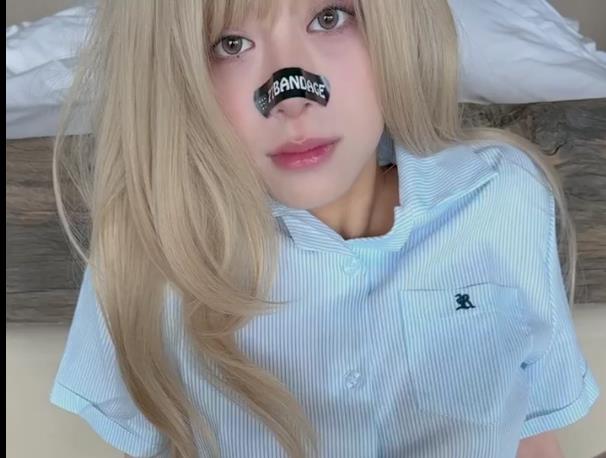 超人气小姐姐最新创可贴作品[1V-423M]，高颜值身材嫩推荐！