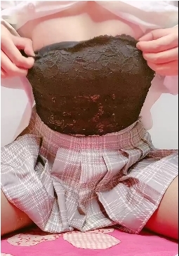 转睛，每一帧都散发着美狸的独特魅力。这个小合集不仅展示了美狸的多面魅力，也让人感受到她的自信和才华。观看这个短视频小合集，就像是和美狸亲密接触一样，让人沉浸在她的世界中，无法自拔。