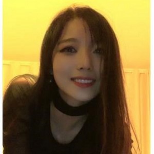 “十月最新：推特热门女孩六花露脸自拍，身材完美协调，水印过多引争议”