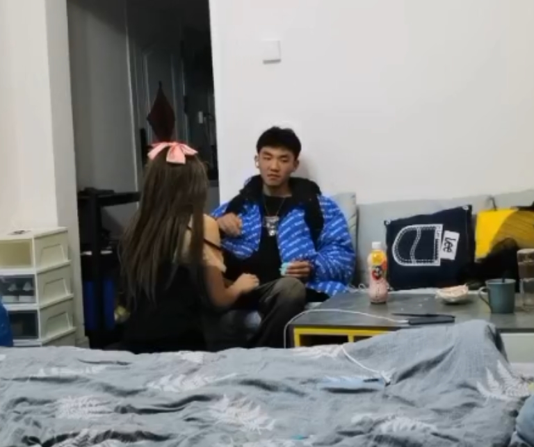 推特小伊搭讪体育生小鲜肉合集:肌肉帅哥学生10V+1G视频百度盘