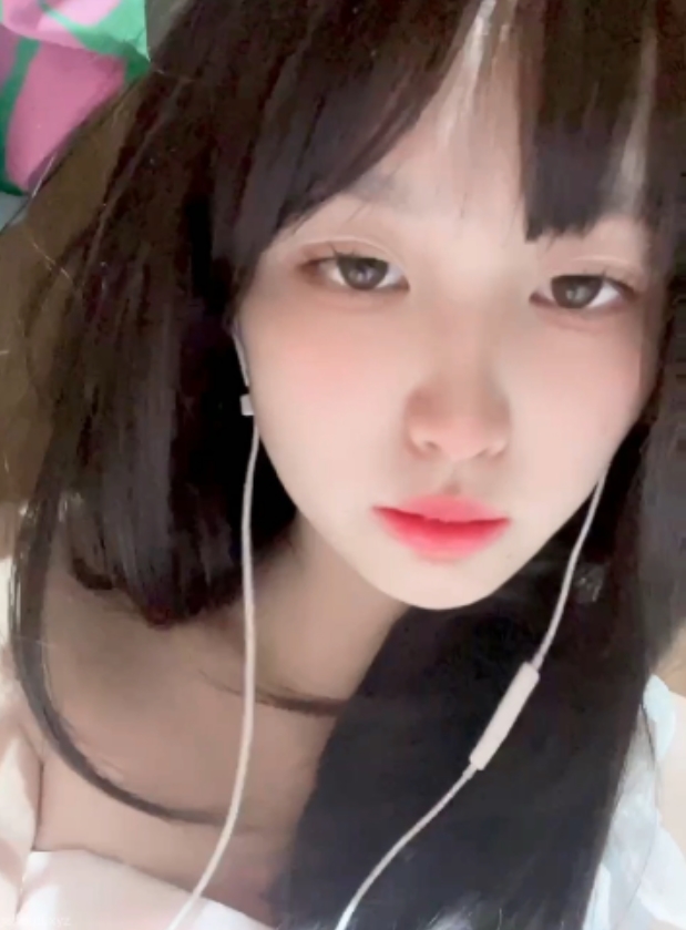 小雪比心陪玩:魅力主播的温馨世界,视频精彩不容错过
