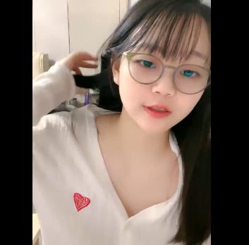 猫猫兔直播录制视频1V2.8G,舞蹈美少女桃子出道,八月十五表现抢眼,半糖主播引粉丝关注