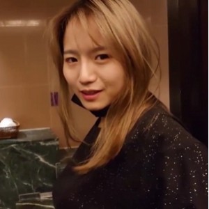 精选女模特巨R边缘服装