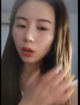 精选女主播展示舒适的御姐范，完美身材引起好感