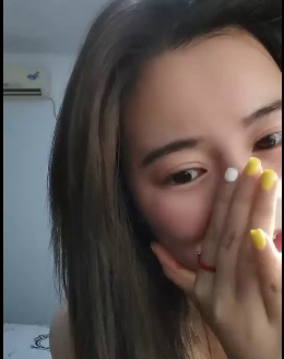 精选女主播展示舒适的御姐范，完美身材引起好感