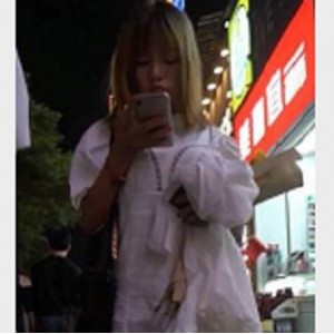 旗袍美女的约会空档，逛街时小嘴的变化：内S资源天花板16V3G！