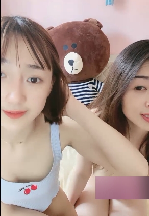 快手网红母女俩直播扣穴B视频