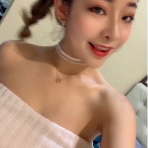 精选美大罩杯露脸分享：双峰诱惑，精选妹子，保养品玫瑰花瓣葡萄，黑色蕾丝内衣