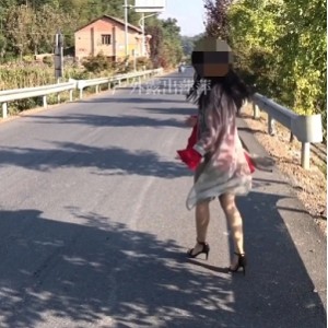 室外斗鱼P站某推萍萍展示：经典老资源模仿大庭广众路人