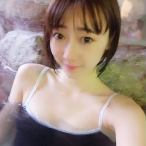 斗鱼茜乖乖：高颜值容貌色相视频换装视角玉兔投影扭动椅子舞