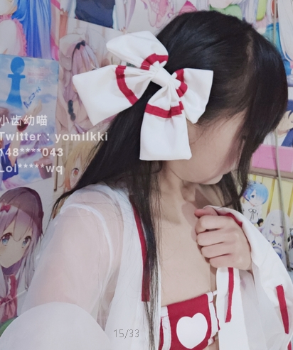 斗鱼茜乖乖：高颜值容貌色相视频换装视角玉兔投影扭动椅子舞