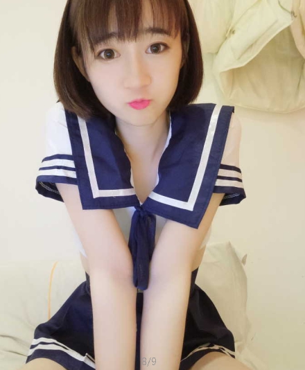 斗鱼茜乖乖：高颜值容貌色相视频换装视角玉兔投影扭动椅子舞