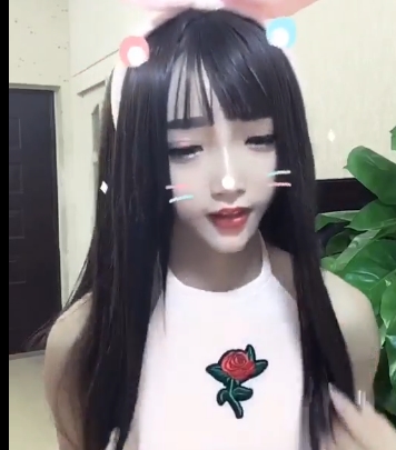 凤凰雅宝新主播:混血儿气质独特唱将直播多才多艺苗条身材