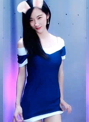 虎牙小小兔:颜值爆表,不露脸,大眼睛头发飘逸,火爆主播身材美艳!