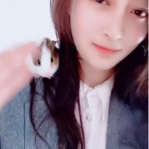 3000/6000软妹币尹美美哒快手女神最新作品合集：漂亮身材、满满韵味、美貌、视觉体验、成熟女人气息、活泼可爱、拍摄精致、露肩裙、热茶，1.43G定制购买！