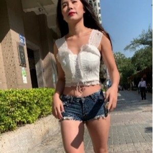 美女穿着热裤高跟展示大长腿的视频，14V高清大容量，可在百度云下载