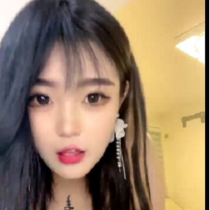 童颜大罩杯美女纹身颜值爆表，魅力十足的大罩杯粉逼！