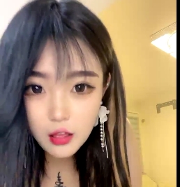 童颜大罩杯美女纹身颜值爆表，魅力十足的大罩杯粉逼！