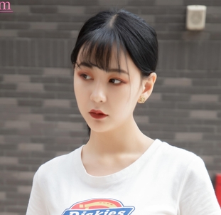 时尚搭配小白鞋：精致而又实用的街头风格