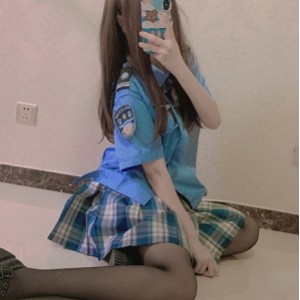 神秘处美少女嗝崽的码22V-370M：从保安服装走红到无保护层内社，光“阴”某处潺潺释放