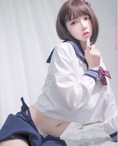 欣赏疯猫ss,职业coser的性感浴缸写真和撩人的颜值美腿