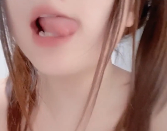 多奶A萌妹子女仆：解开的秘密，触动心弦的甜蜜