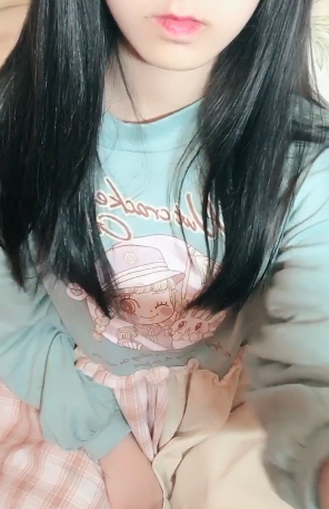 《欣赏网红小银狐的清纯楚楚动人,拥有棒棒糖般皮肤的狡猾美少女》