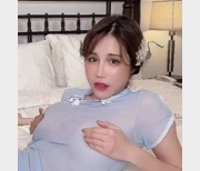 台湾网红辛尤里穿着旗袍展示勇敢与美丽，让梦想变成现实