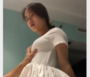 极美反差婊稚嫩漂亮的嫩妹，时尚穿搭与美妆技巧示范，改变世界的美丽力量