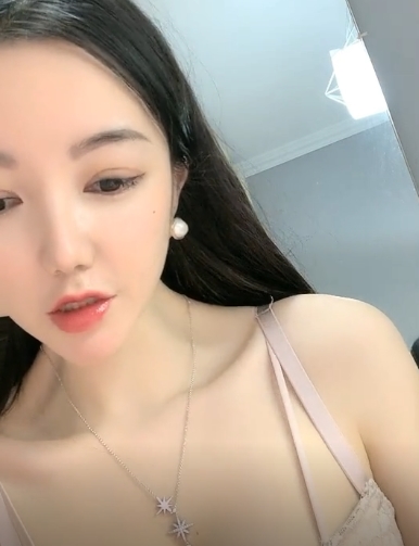 虎牙新晋人气主播小纯纯：浮力妩媚惊艳，性感妖姬有尺度直播合集