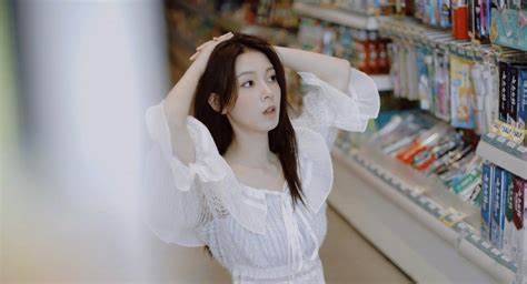 街拍模特们的新姿势:商场写真照。