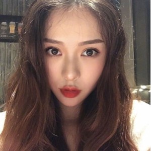 在斗鱼直播,每天都会有一位新主播加入,她叫橙香静静。