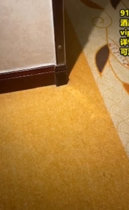 为了多赚点钱,民宿老板竟然录下情侣视频声音!太过分了!