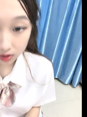 稚嫩女主播李溪研高三毕业作品合集，视频6个，总大小2.48G，直播收费，小编带你看