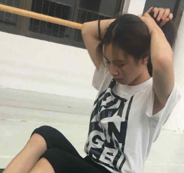 清纯大学萌妹自拍合集，真实感十足，绅士必备