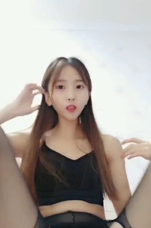 奥利圆妹：21W粉丝女神一字马，441M粉丝收藏补给