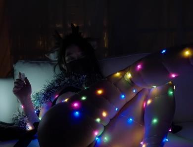 神秘麋鹿探险：LED灯下的黑丝诱惑，一线天冒险