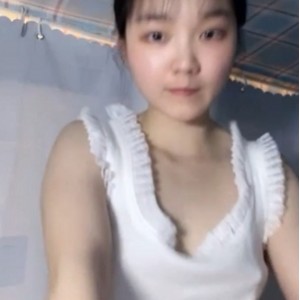 大胆学妹宿舍表演，流血洗澡视频