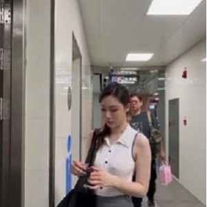 小逗逗地铁自拍1V-1.4G时长19分透视装上身清楚场景