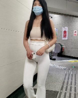 美女穿着白色紧身裤展示迷人长腿和翘臀的视频（百度云）