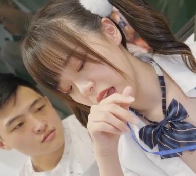 地铁乘务员助力乘客减压