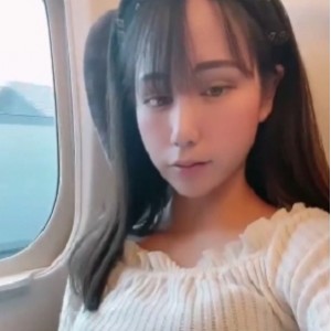 高颜值美女在高铁上大胆展示自玩252M，百度云