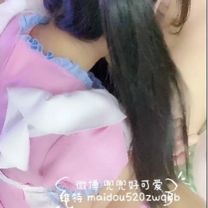 妹子打粑粑的后推车