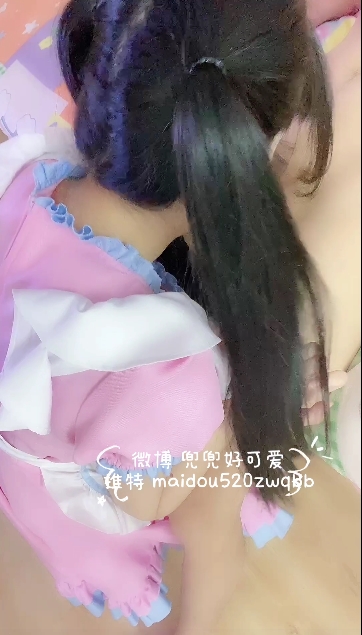 妹子打粑粑的后推车