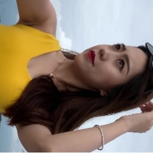 美女穿着黄色紧身裤展示翘臀的视频，4V高清，文件大小10.64G，可通过百度云下载。