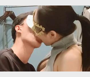 OnlyFans亨利夫妇联袂献上：Sera单男打粑粑绿帽奴，2V1.1G身材面具美女！