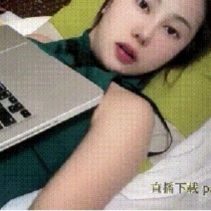 反差美女抖音床上直播：脱内裤、湿身诱惑、展示表情封