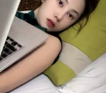 反差美女抖音床上直播：脱内裤、湿身诱惑、展示表情封