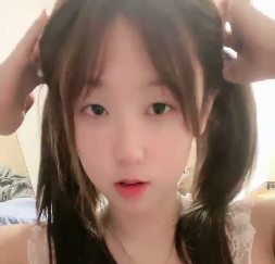 校花女神给你最真实的放飞自我体验，满满的不明液体满足你的扣穴欲望！